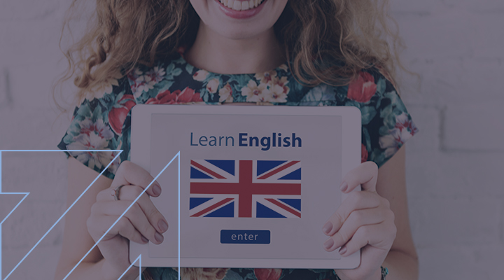 Mujer feliz por comenzar a aprender inglés en The Anglo